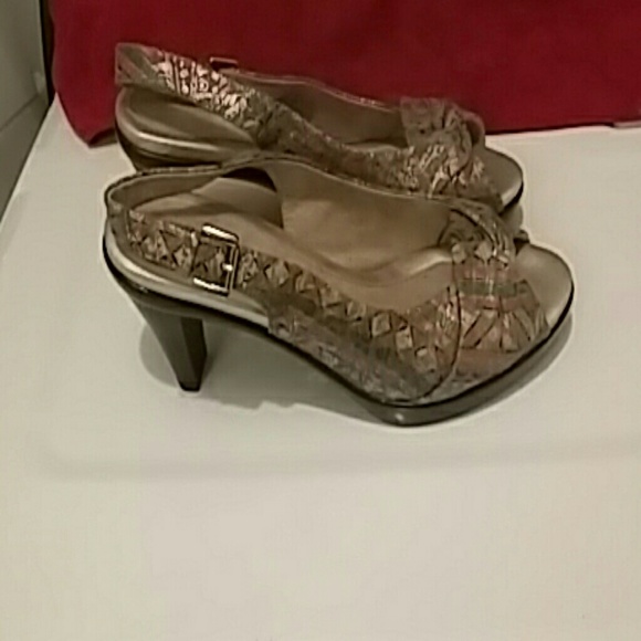 Shoes - Picture 3 of 4